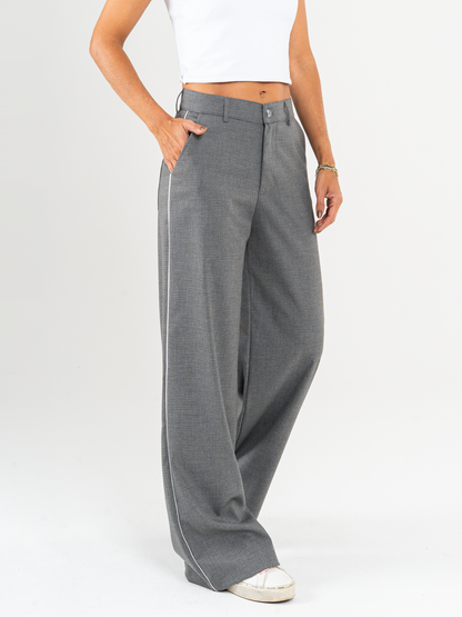 Pantalón Mom Flare – Realza tu figura con estilo y comodidad