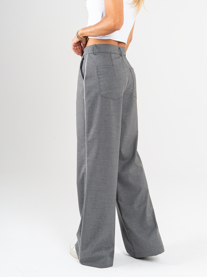 Pantalón Mom Flare – Realza tu figura con estilo y comodidad